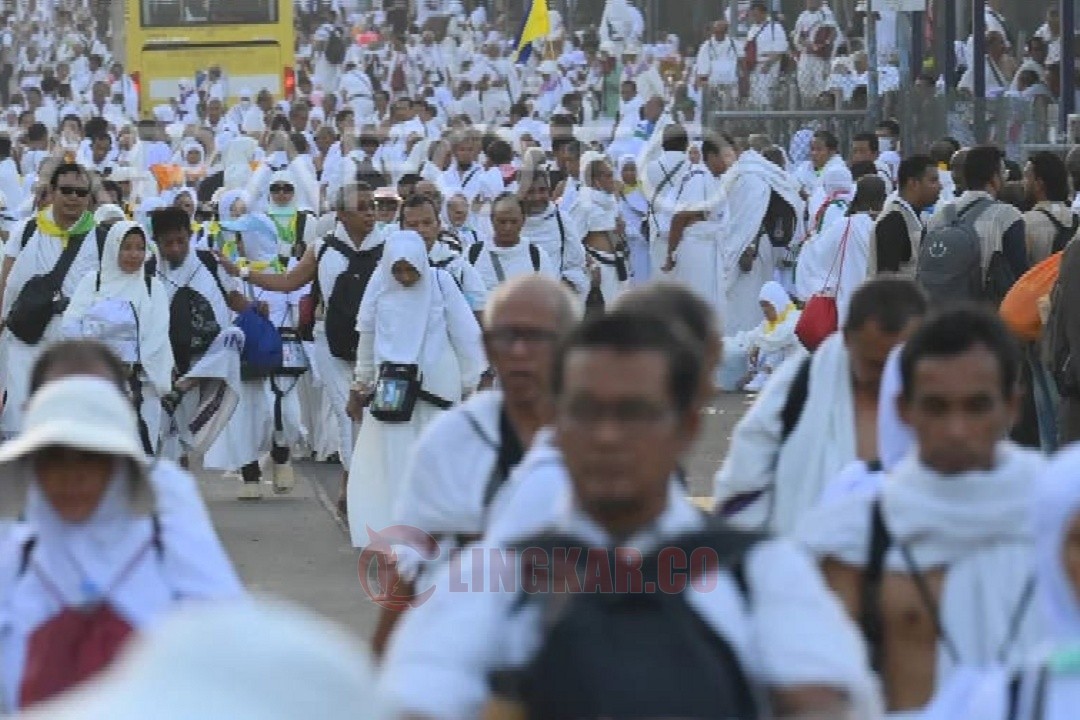 Ribuan jamaah haji dari berbagai negara, termasuk Indonesia, terpaksa memilih berjalan kaki dari Muzdalifah menuju Mina setelah bus penjemput tidak kunjung datang akibat kemacetan parah pada Kamis (5/6/2025) malam Waktu Arab Saudi (WAS) hingga Jumat (6/6/2025) pagi. Foto: dokumentasi