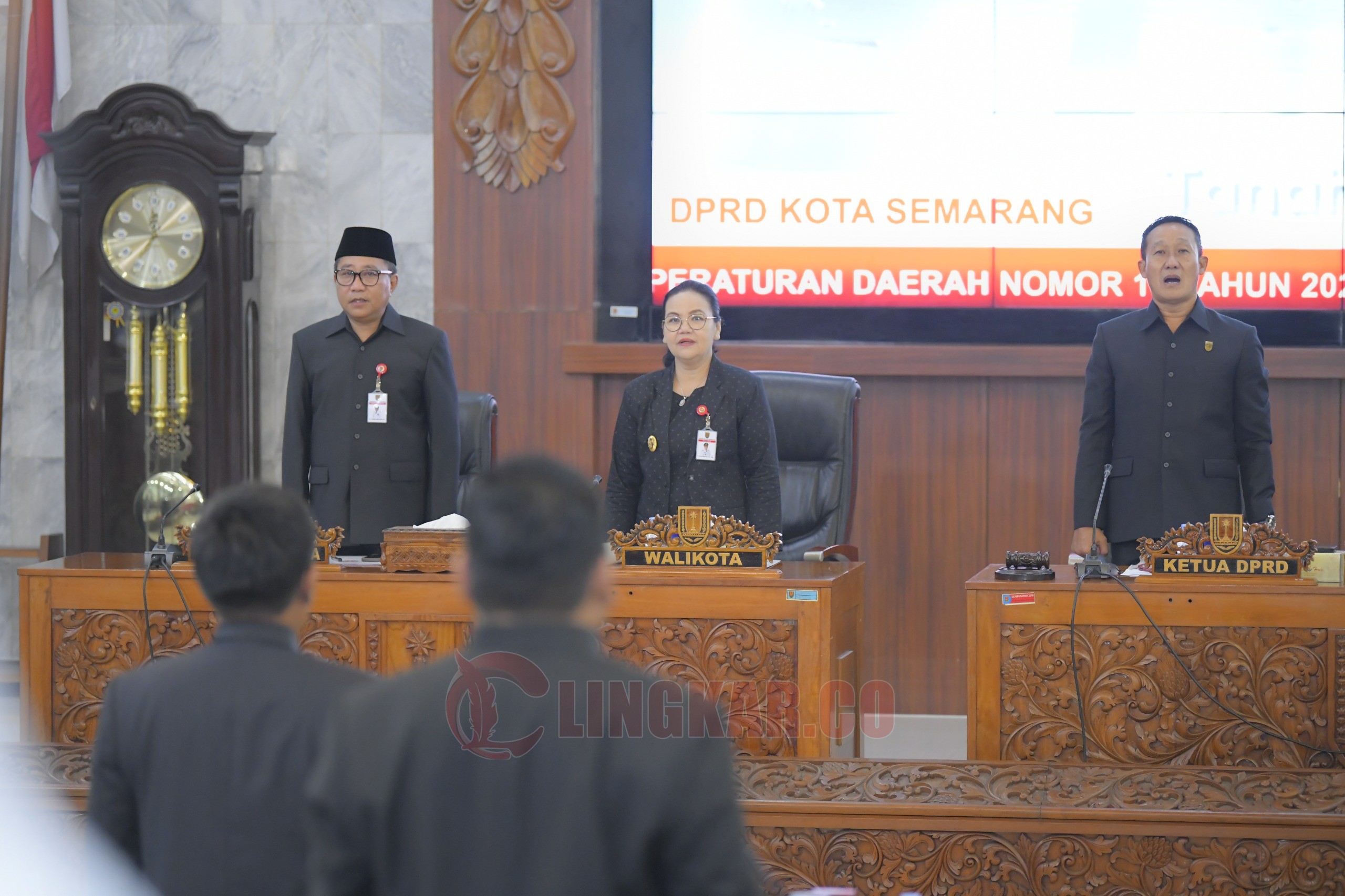 Wali Kota dan Wakil Wali Kota Semarang, Agustina Wilujeng Pramestuti - Iswar Aminuddin hadiri Rapat Paripurna Pembicaraan Tingkat II Rancangan Perubahan Atas Peraturan Daerah (Perda) Nomor 10 Tahun 2023 tentang Pajak Daerah dan Retribusi Daerah (PDRD) di Gedung DPRD Kota Semarang. (dok Pemkot Semarang)