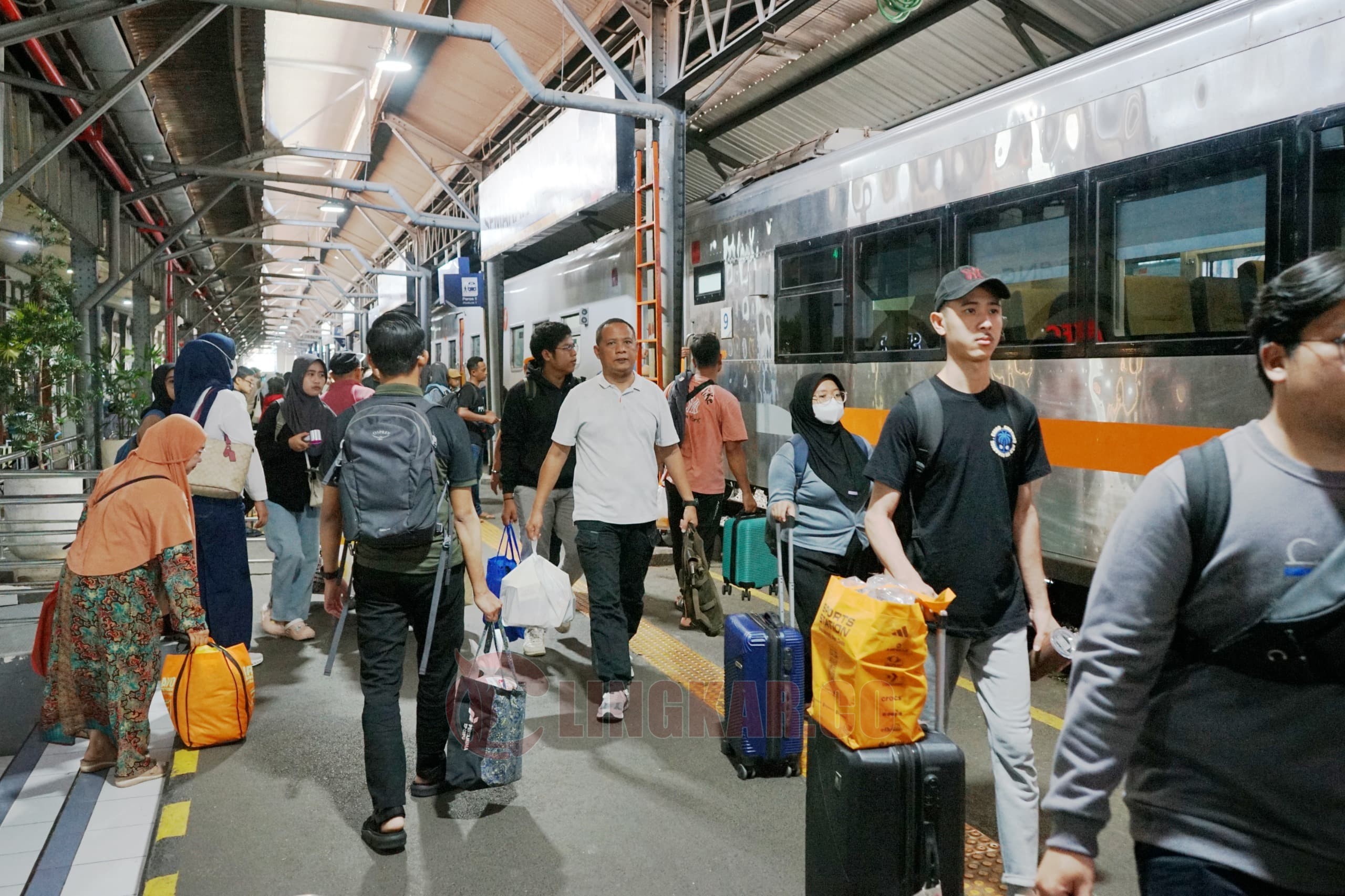 Suasana keramaian di Stasiun wilayah Daop 4 Semarang. (dok KAI)