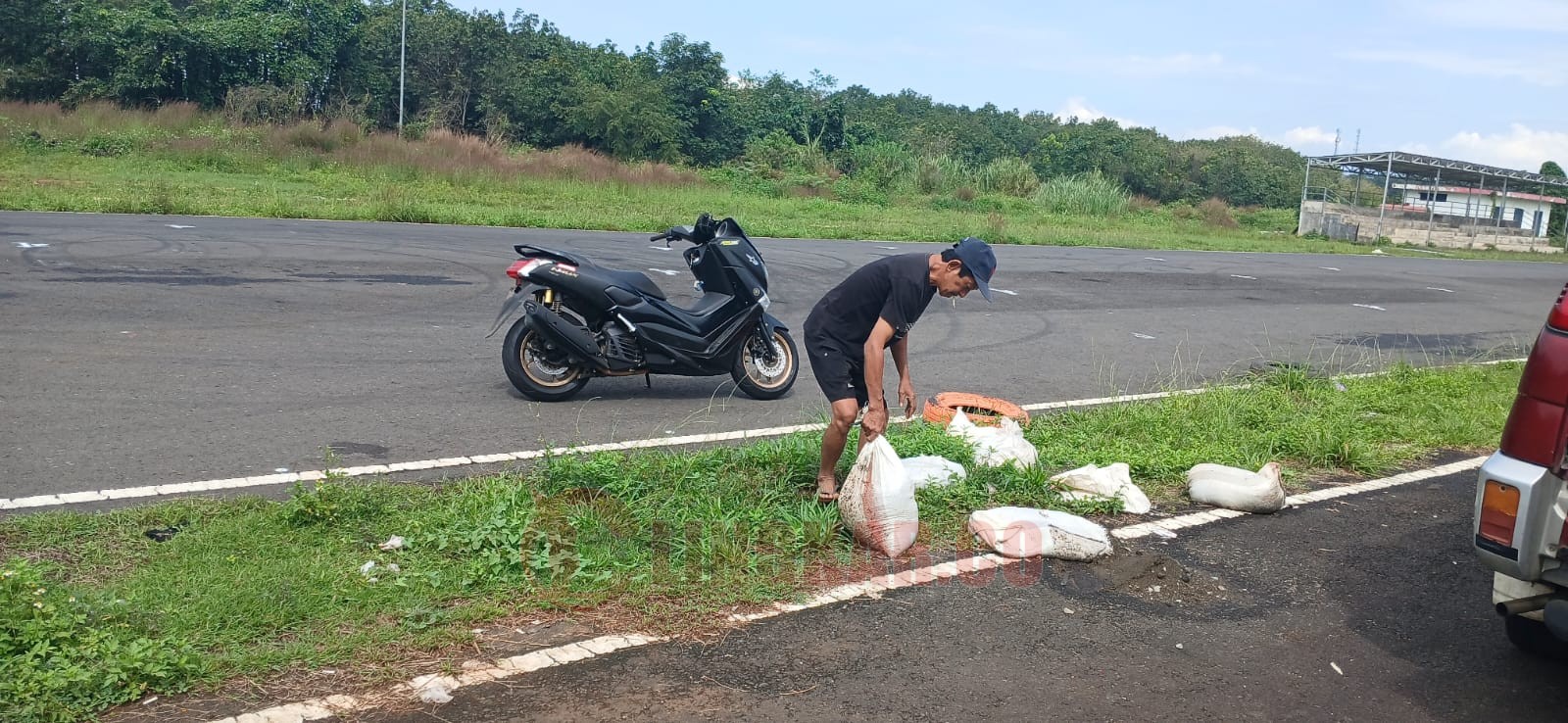 Sejumlah pengelola Sirkuit Mijen lakukan pembersihan. (dok istimewa)