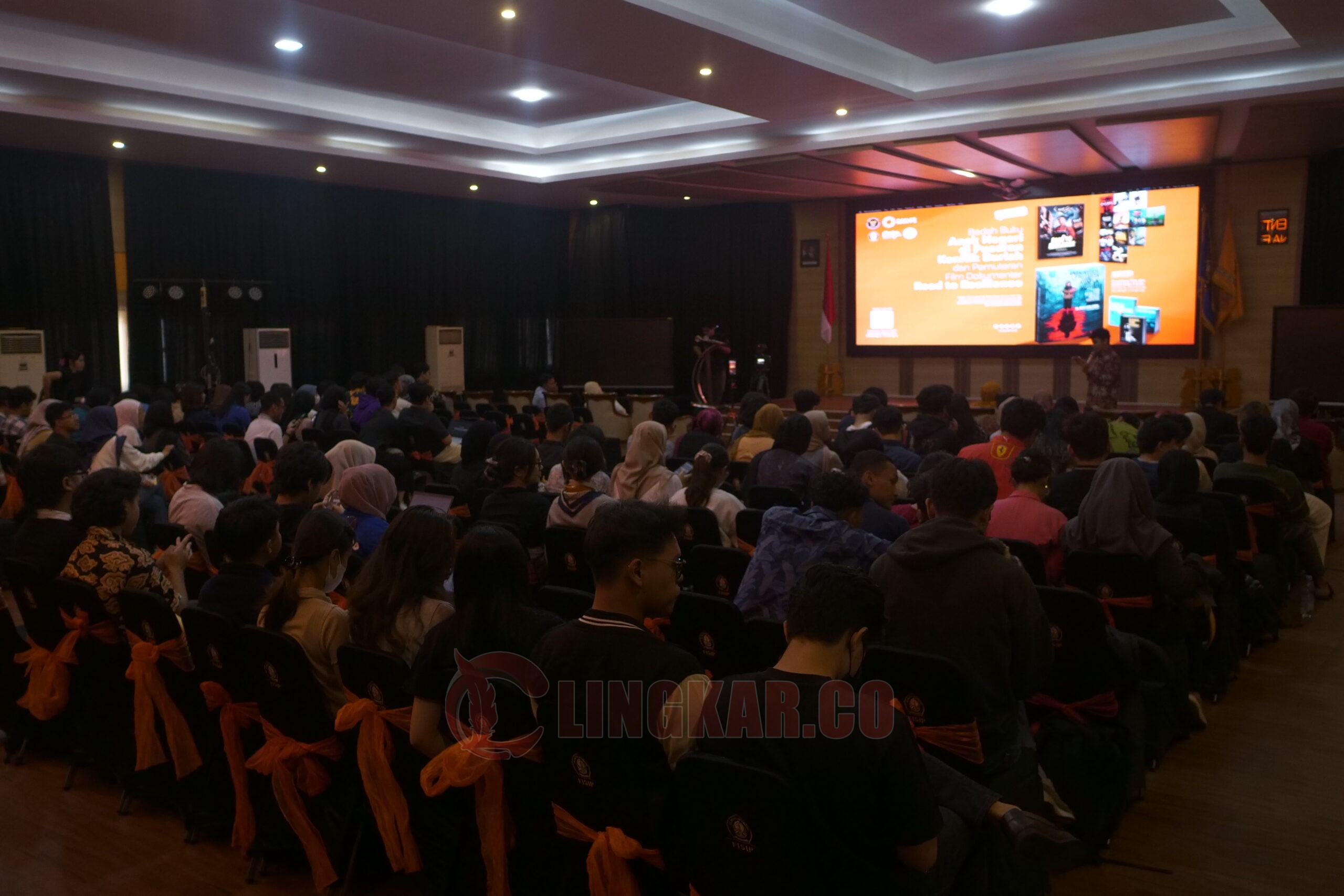 Ratusan mahasiswa Fisip Undip antusias ikuti pemutaran film dokumenter Road to Resilience. (dok Istimewa)