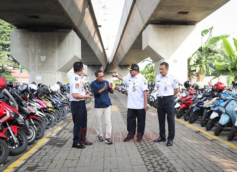 Wakil Gubernur DKI Jakarta, Rano Karno saat meninjau Park and Ride Lebak Bulus. Foto: dokumentasi Pemprov DKI Jakarta