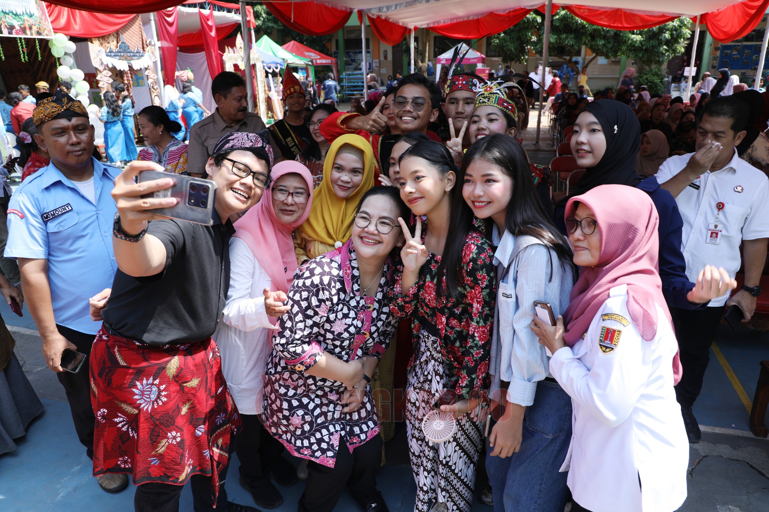 Walikota Semarang, Agustina Wilujeng saat selfi bersama para siswa. Foto: dokumentasi Pemkot Semarang