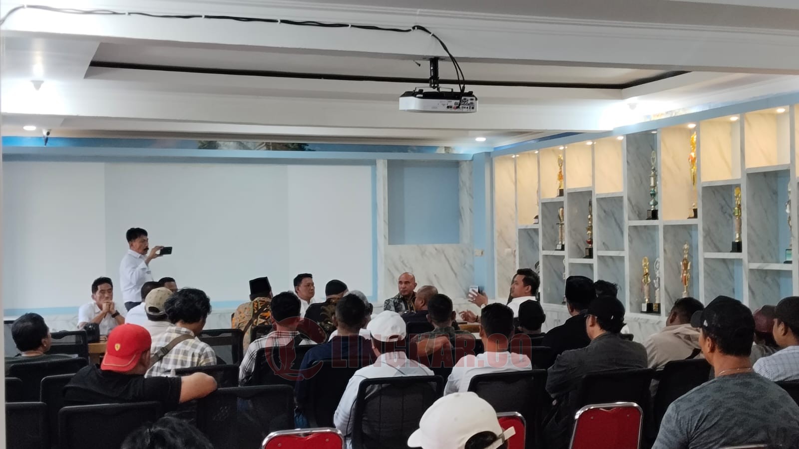 Audiensi antara Disdag Kota Semarang dan pengelola parkir di Kantor Kecamatan Semarang Tengah. (dok Istimewa)