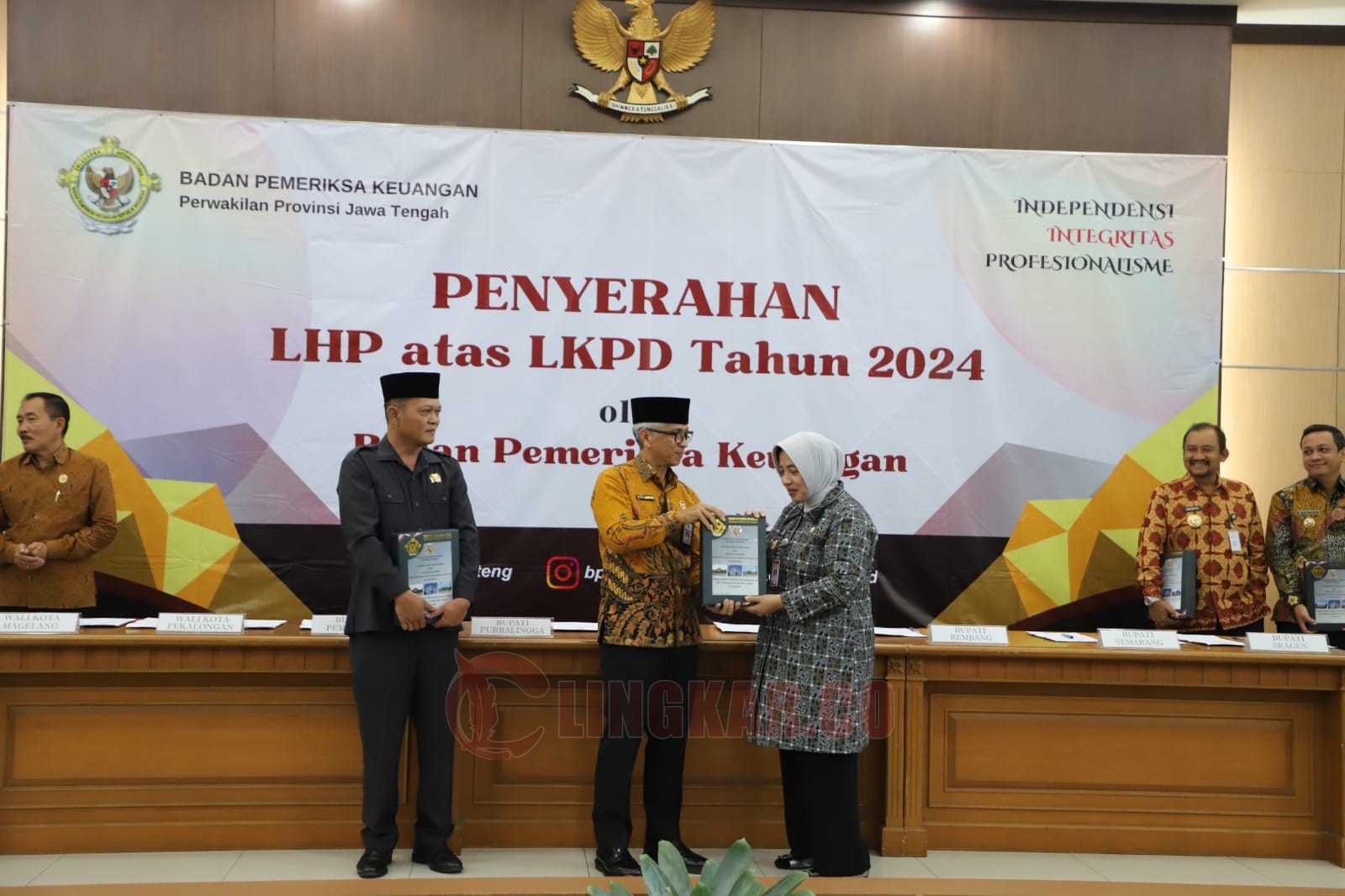 Bupati Purworejo saat menerima LHP LKPD dari BPK dengan predikat opini WTP untuk yang ke-13 kalinya. Foto: Lukman Hakim/Lingkar.co