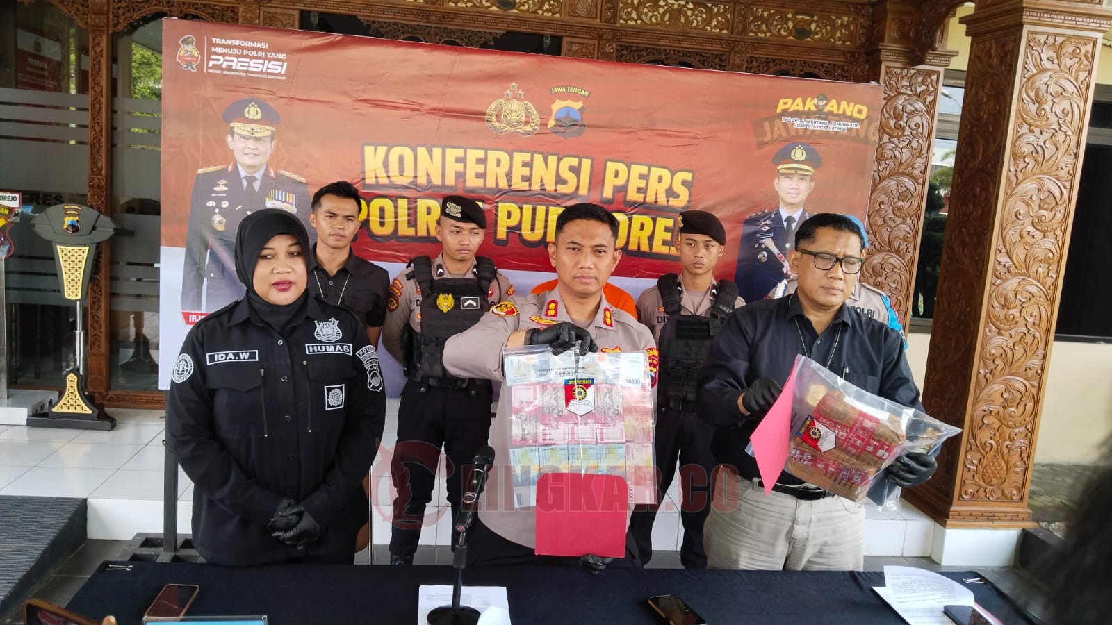 Kapolres Purworejo menunjukkan barang bukti berupa uang palsu kepada awak media. (dok Lukman)