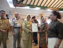 Puluhan Tahun Menanti, Warga ‘Perumahan Becak’ Akhirnya Terima Sertifikat