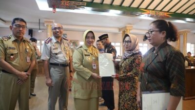 Puluhan Tahun Menanti, Warga ‘Perumahan Becak’ Akhirnya Terima Sertifikat