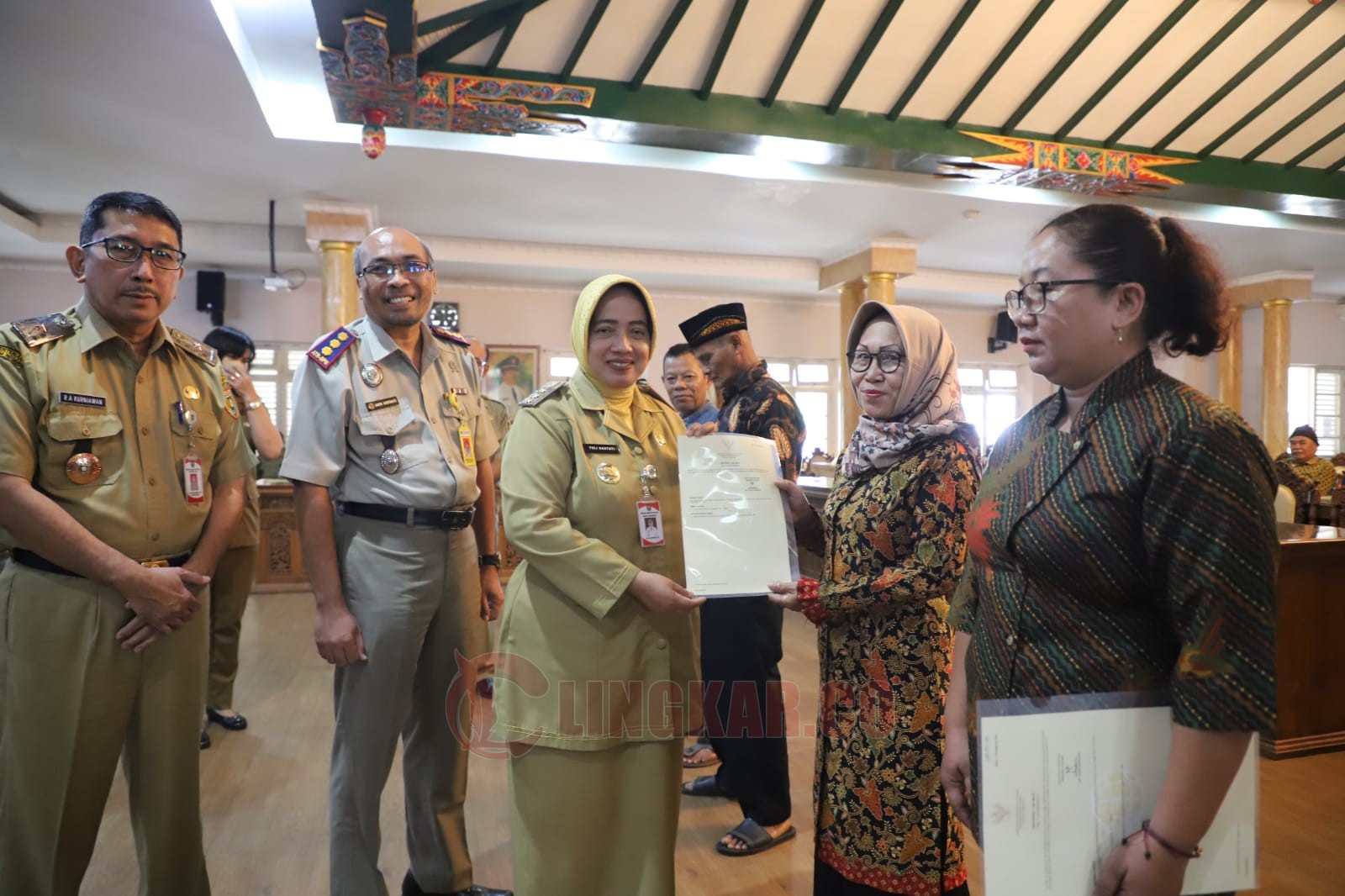 Penerima sertifikat berfoto bersama usai prosesi serah terima sertifikat tanah. (dok Lukman)