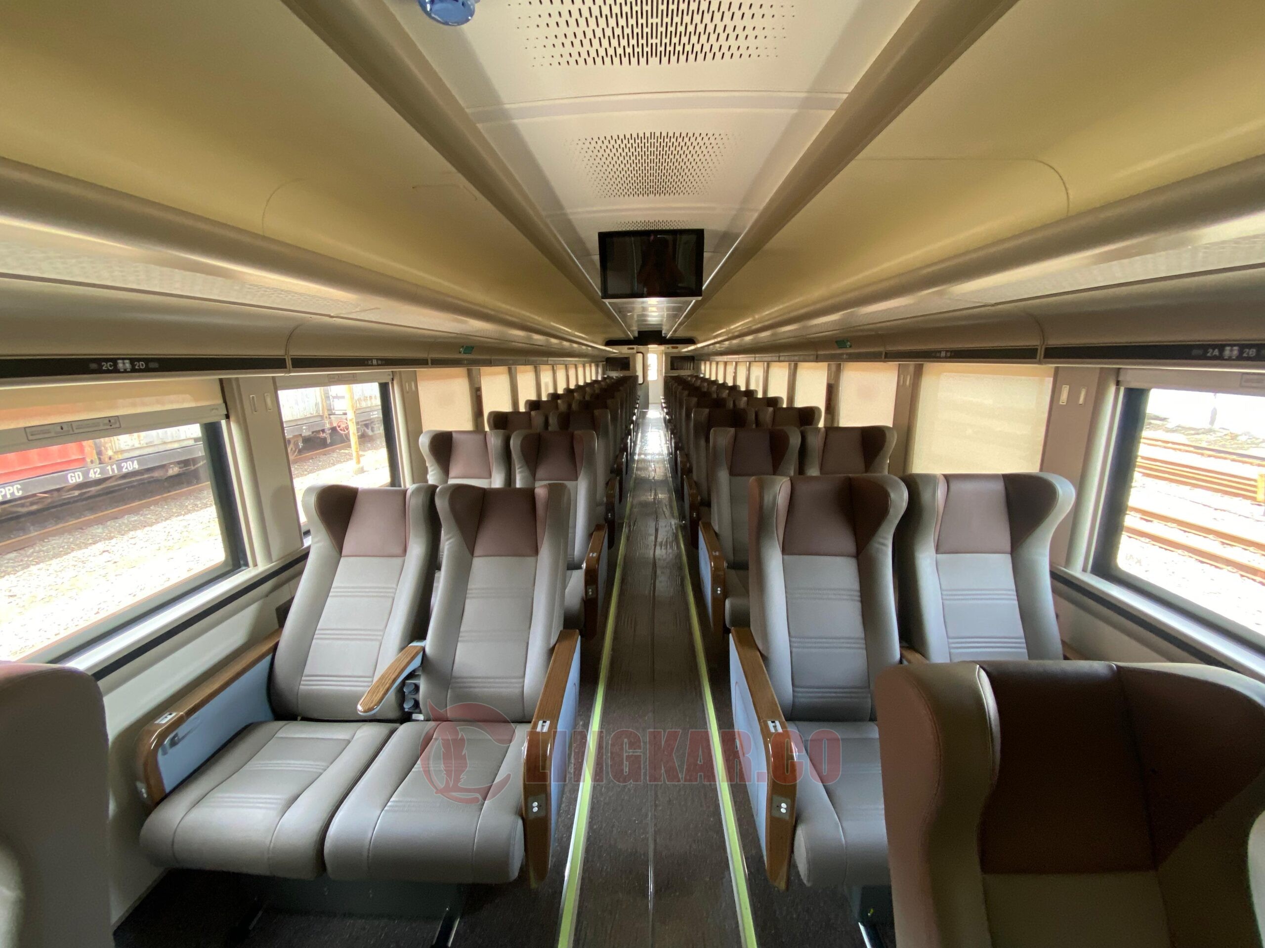 Interior Kereta Eksekutif Stainless Steel New Generation, hasil produksi PT Industri Kereta Api (INKA). (dok KAI Daop 4 Semarang)