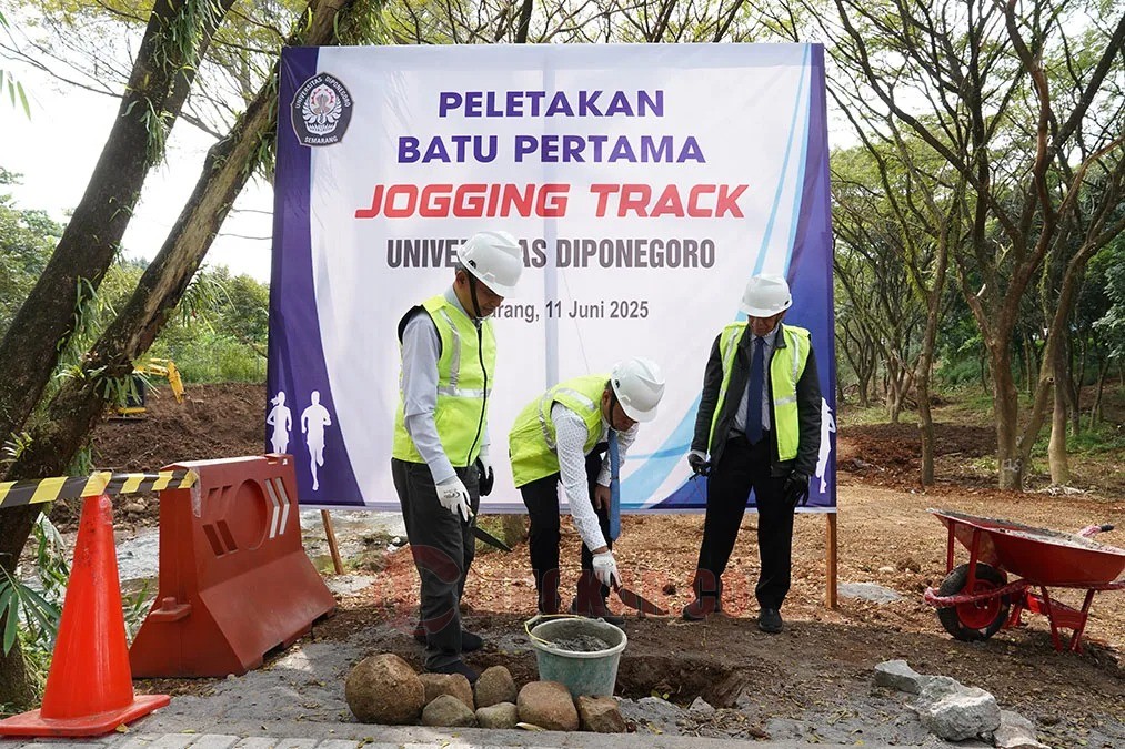Peletakan batu pertama pembangunan jogging track 2 di hutan kampus Undip. (dok Undip Semarang)