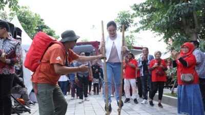 Wali Kota Semarang, Agustina Wilujeng Pramestuti saat bermain egrang usai membuka Jambore Pokdarwis di Sleko Kota Lama. (dok Pemkot Semarang)