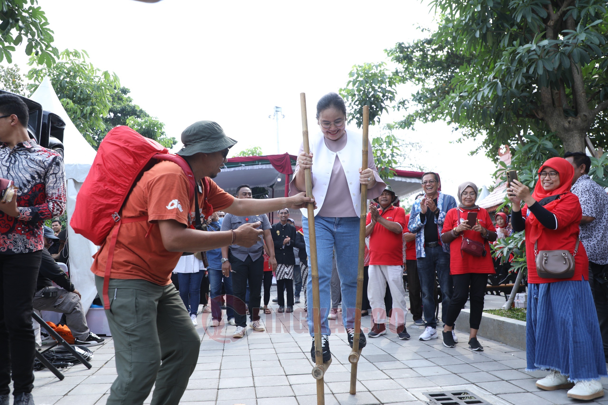Wali Kota Semarang, Agustina Wilujeng Pramestuti saat bermain egrang usai membuka Jambore Pokdarwis di Sleko Kota Lama. (dok Pemkot Semarang)
