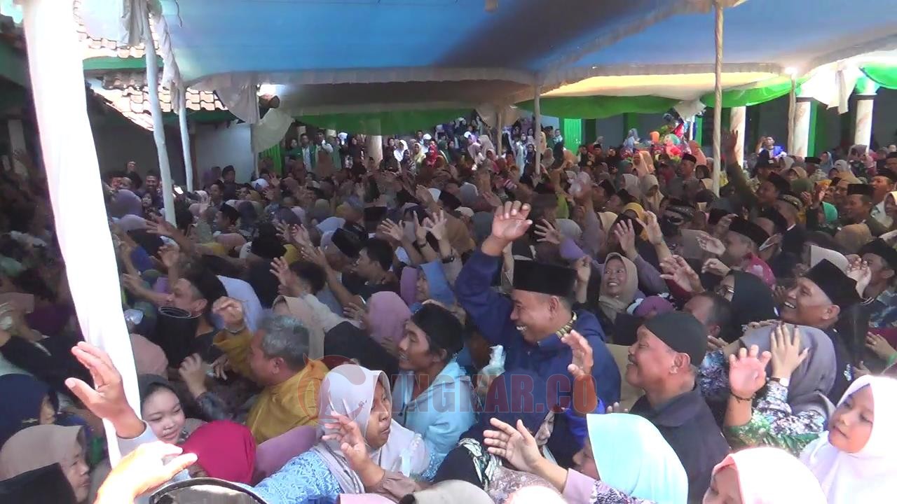 Ribuan warga antre pembagian nasi bungkus pada perayaan Tahun Baru Islam di Desa Pekuncen, Kecamatan Pegandon, Kendal. (dok Istimewa)