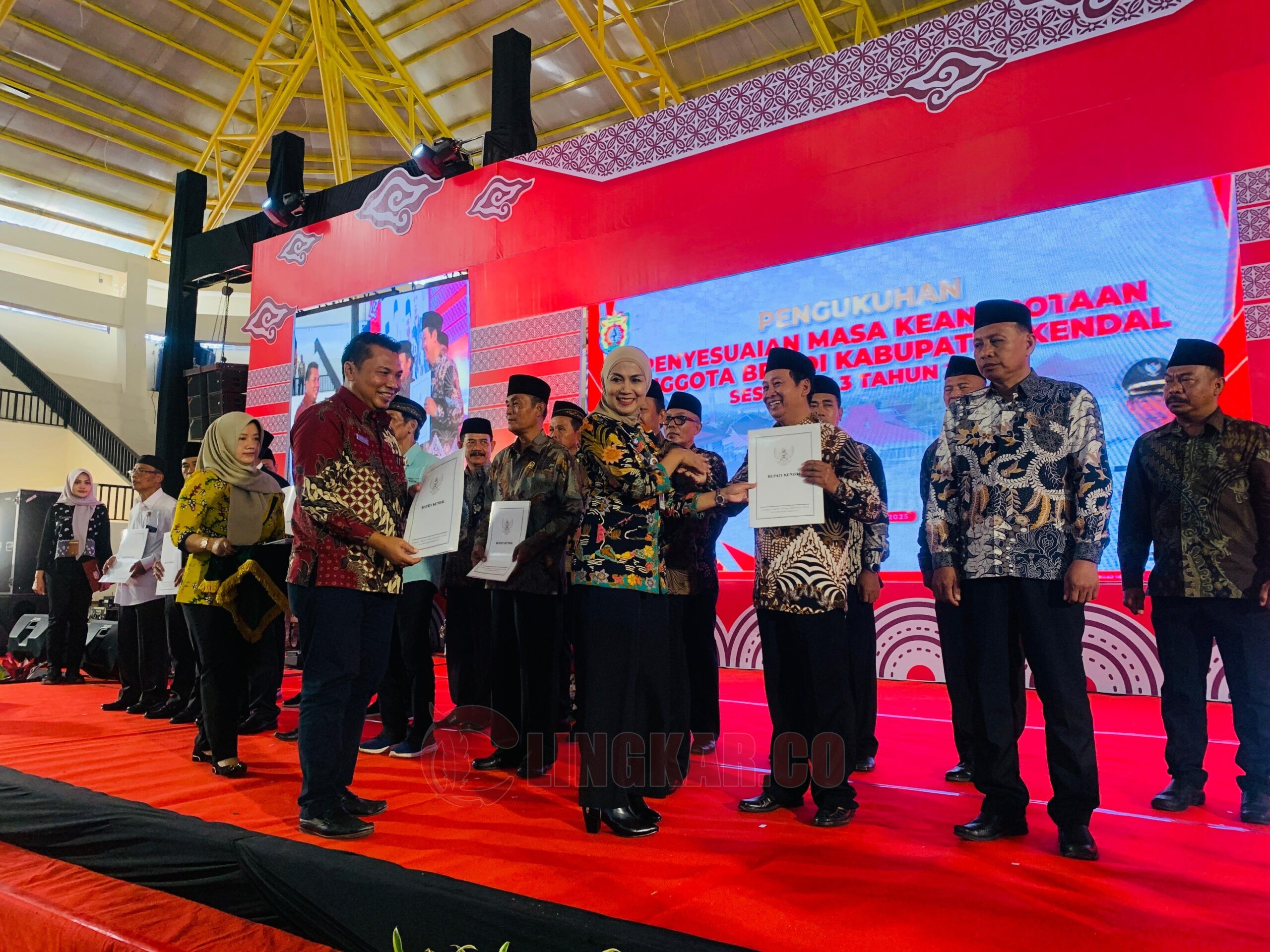 Bupati Kendal Hj. Dyah Kartika Permatasari, SE., MM., kukuhkan anggota Badan Permusyawaratan Desa (BPD) se-Kabupaten Kendal. (dok Istimewa)