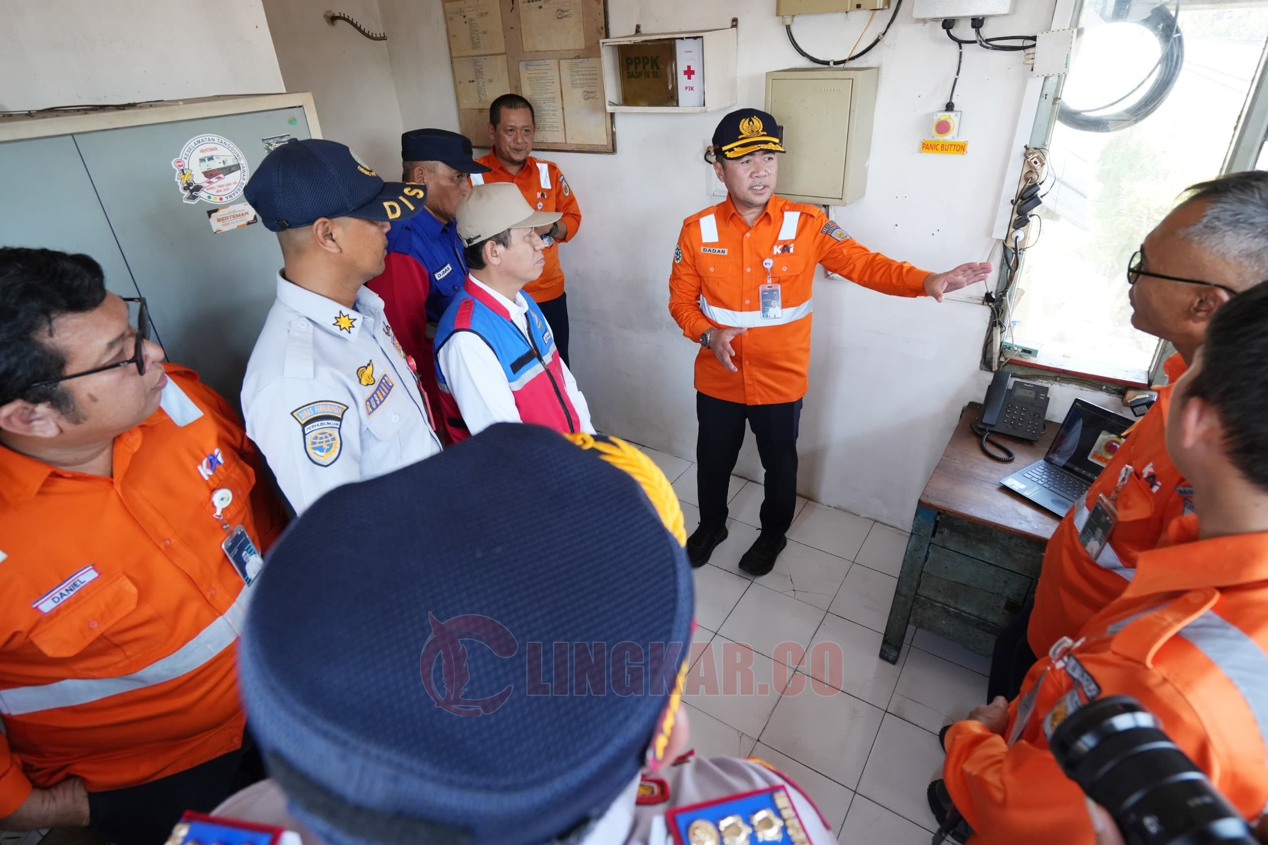 PT KAI dan DJKA Kementerian Perhubungan dan Dinas Perhubungan Kota Semarang melakukan uji coba sistem Panic Button di Perlintasan Sebidang Jalan Madukoro. (dok KAI Daop 4 Semarang)