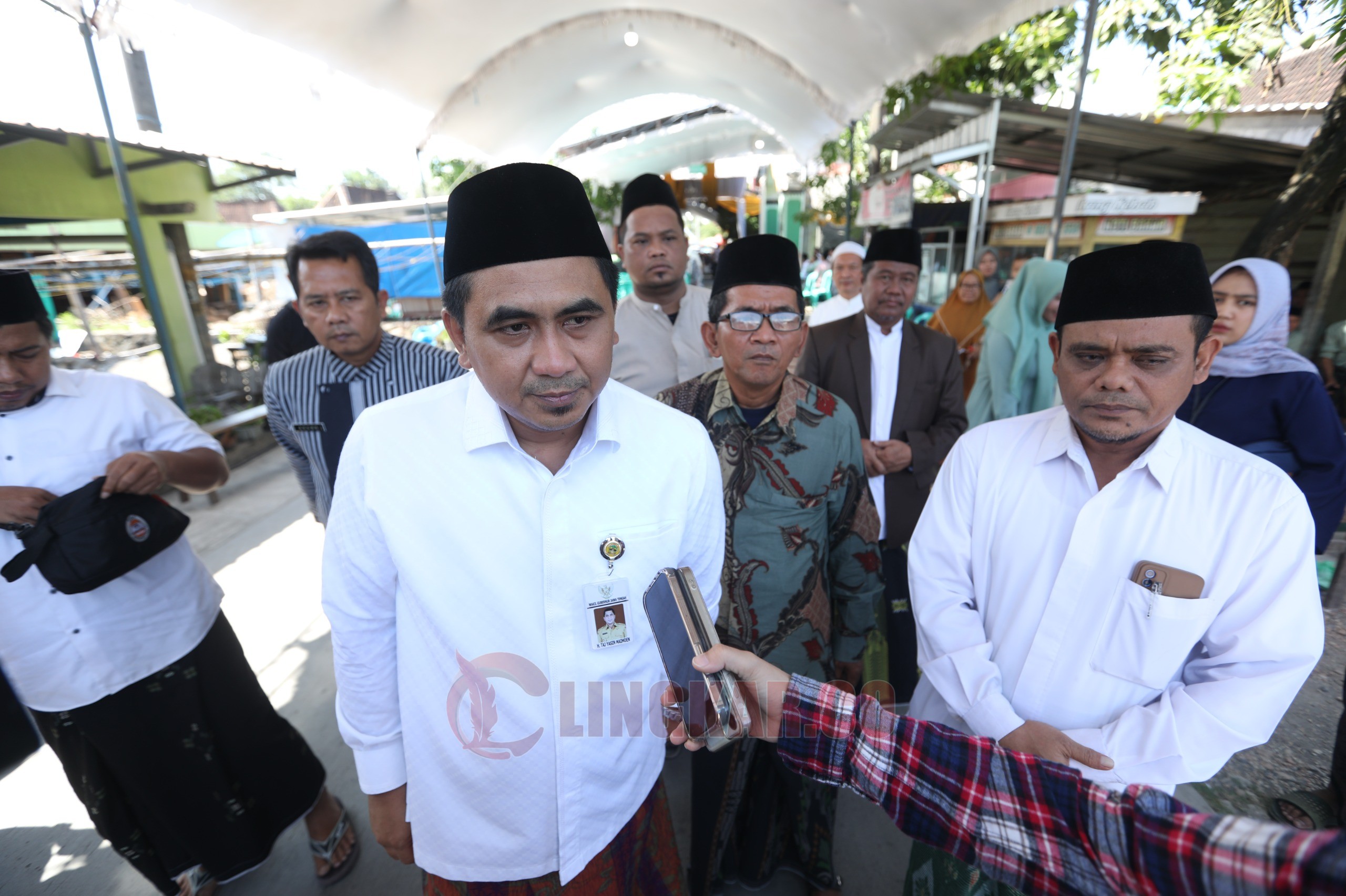 Wakil Gubenur Jawa Tengah, Taj Yasin usai menghadiri acara Haflah Khotmil Qur’an ke-4 dan Haul Masyayikh di Pondok Pesantren Asy-Syafi’iyyah, Desa Brabo, Kecamatan Tanggungharjo, Kabupaten Grobogan. (dok Pemprov Jateng)