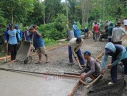 Tak Tahan Nunggu Pemerintah, Warga Dua Desa di Pati Swadaya Perbaiki Jalan Rusak