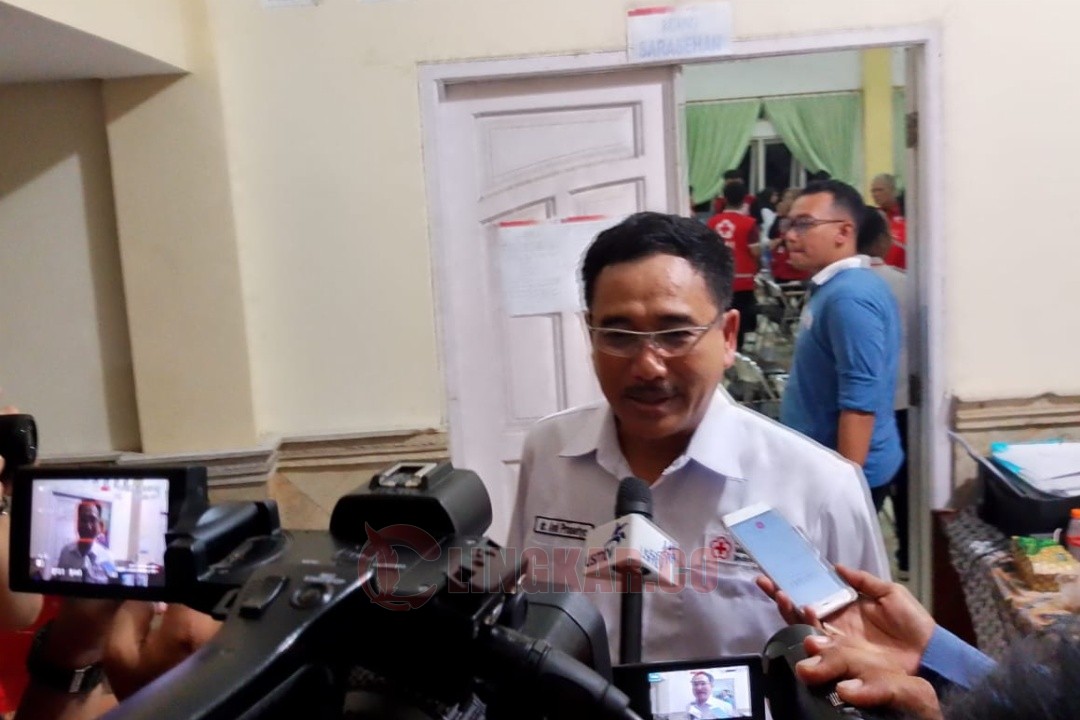 Ketua PMI Kota Semarang, Awal Prasetyo saat diwawancarai oleh sejumlah wartawan. Foto: Rifqi/Lingkar.co