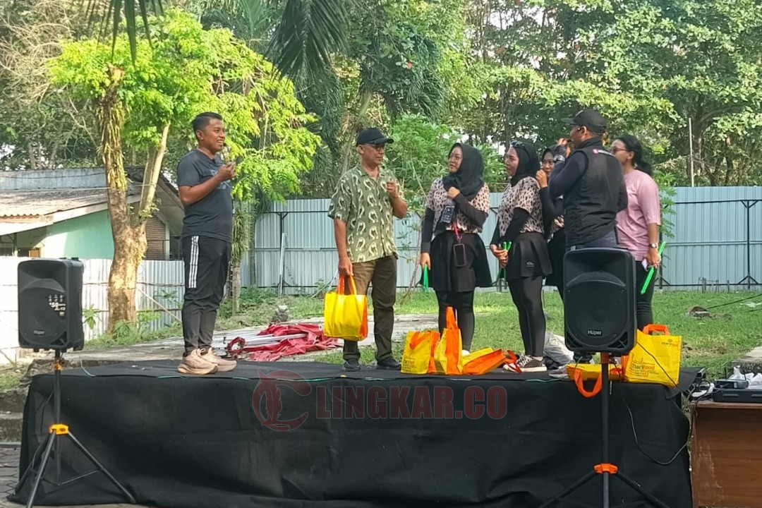 Sekretaris Damkar Kota Semarang, Ade Bhakti Ariawan saat memberikan door prize acara Senam bersama Sita Pound di Semarang Zoo. Foto: Rifqi/Lingkar.co