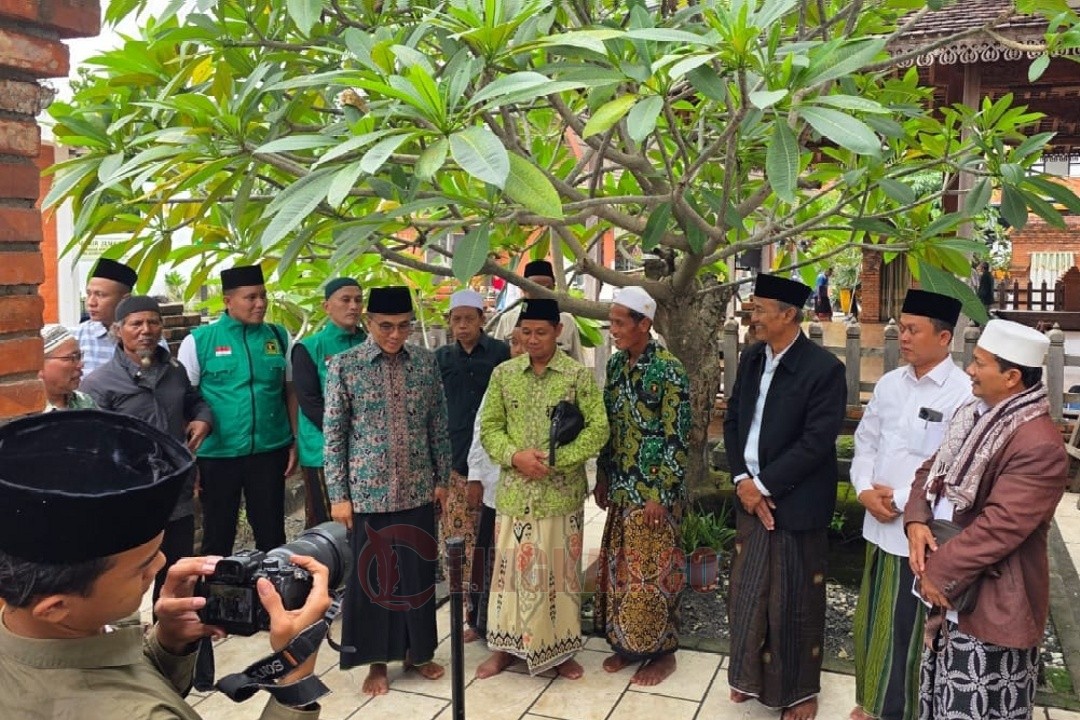 Kabupaten Kendal saat melakukan ziarah ke makam pendiri partai. Foto: dokumentasi/istimewa