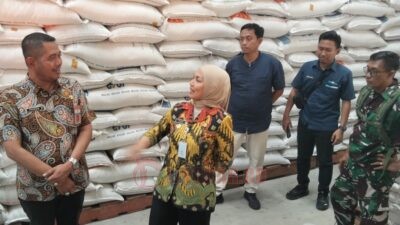 Bupati Kendal Dyah Kartika Permanasari saat melakukan monitoring kesiapan penyaluran bantuan di Gudang Bulog Desa Sumberejo, Kecamatan Kaliwungu, Kendal. Foto: Yoedhi/Lingkar.co