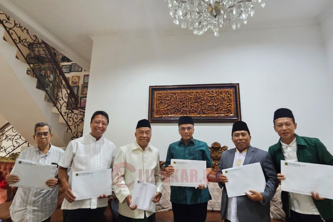 Para kiai tokoh DPP PPP menunjukkan keputusan Mahkamah Partai tentang pembatalan hasil Muswilub di 4 provinsi. Foto: dokumentasi