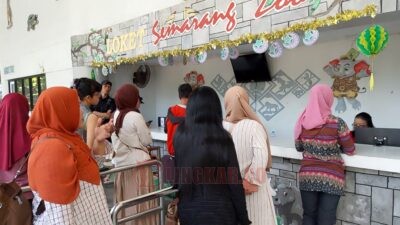 Suasana antrian tiket di Semarang Zoo saat liburan sekolah. Foto: Rifqi/Lingkar.co