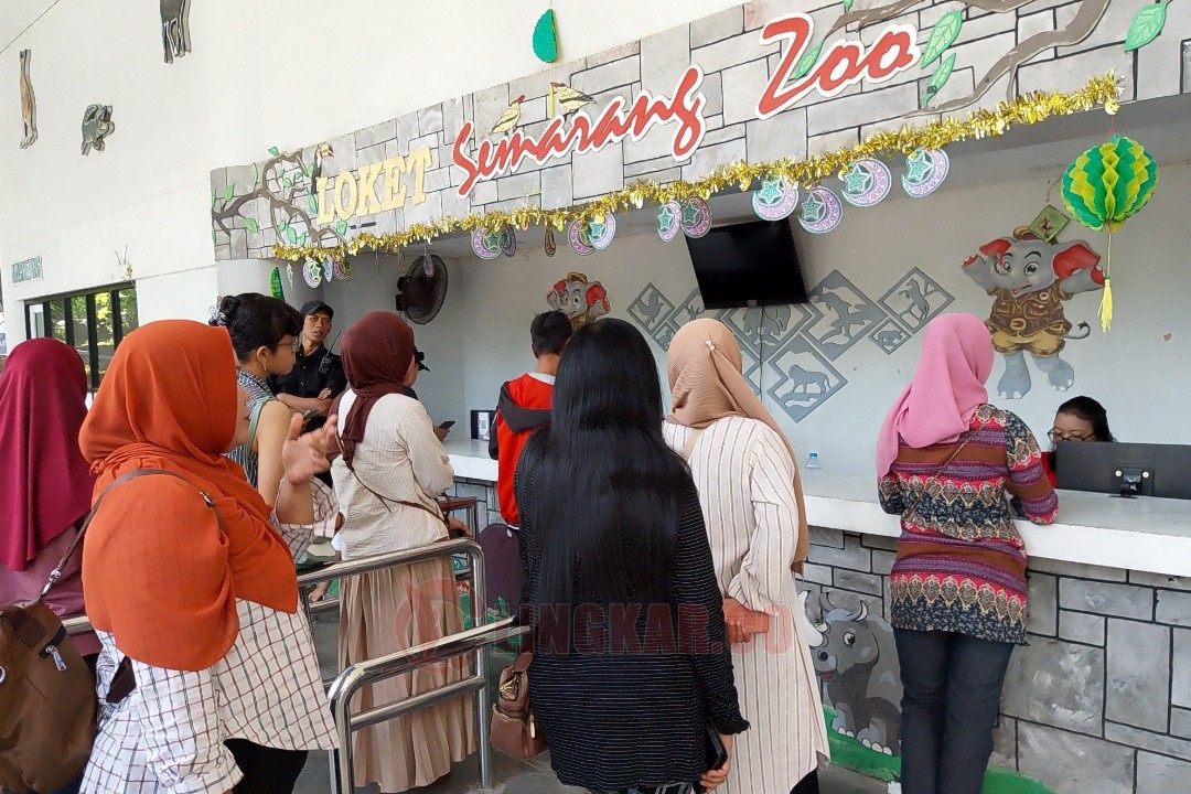 Suasana antrian tiket di Semarang Zoo saat liburan sekolah. Foto: Rifqi/Lingkar.co