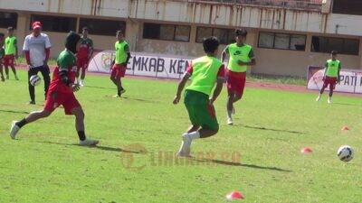 Para pemain PERSIK Kendal saat menjalani latihan. Foto: Yoedhi/Lingkar.co