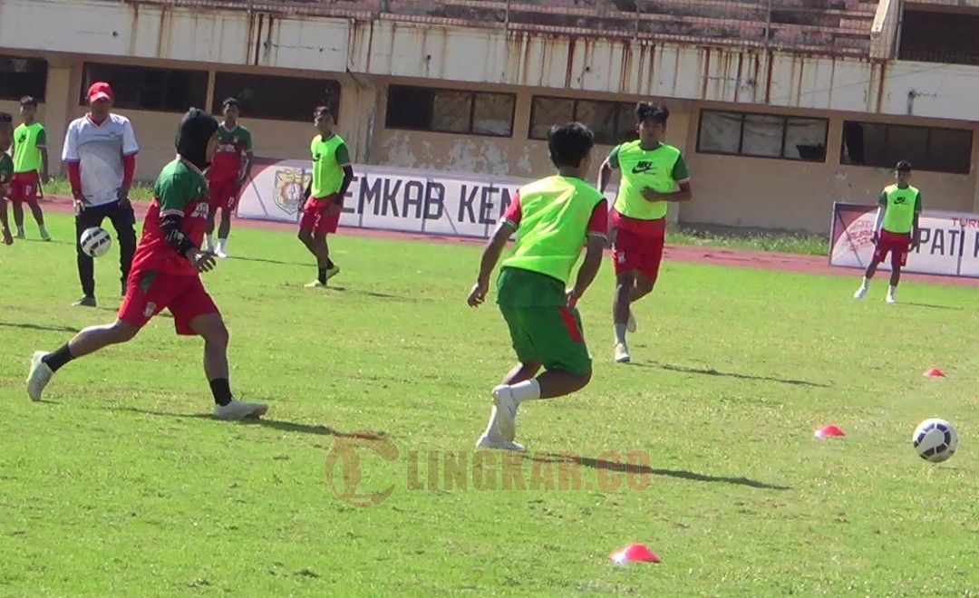 Para pemain PERSIK Kendal saat menjalani latihan. Foto: Yoedhi/Lingkar.co