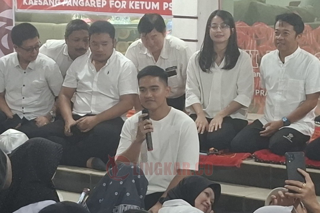 Kaesang Pangarep saat bertemu dengan pengurus dan kader PDI Kota Semarang di Angkringan Solidaritas Kantor DPW PSI Jawa Tengah. Foto: Husni/Lingkar.co