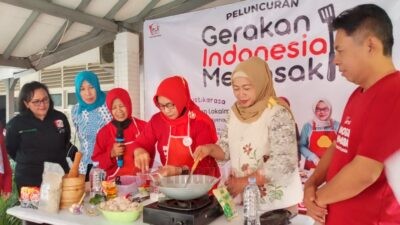 Kepala Dinas Ketahanan Pangan Kota Semarang Endang Sarwiningsih Setyawulan (baju batik putih) saat pembukaan Gerakan Indonesia Memasak pada Sabtu (19/7/2025) pagi di halaman kantor dinas kesehatan pangan. Foto; Rifqi/Lingkar.co