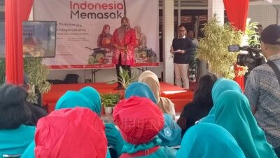 Ketua PKK Kota Semarang, Listyati Purnama Rusdiana saat menghadiri peluncuran program Gerakan Indonesia Memasak Mustika Rasa yang dilakukan oleh Yayasan Lumbung Pangan Indonesia di halaman kantor Dinas Ketahanan Pangan Kota Semarang, Sabtu (19/8/2025). Foto: Rifqi/Lingkar.co