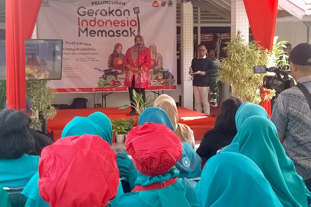 Ketua PKK Kota Semarang, Listyati Purnama Rusdiana saat menghadiri peluncuran program Gerakan Indonesia Memasak Mustika Rasa yang dilakukan oleh Yayasan Lumbung Pangan Indonesia di halaman kantor Dinas Ketahanan Pangan Kota Semarang, Sabtu (19/8/2025). Foto: Rifqi/Lingkar.co