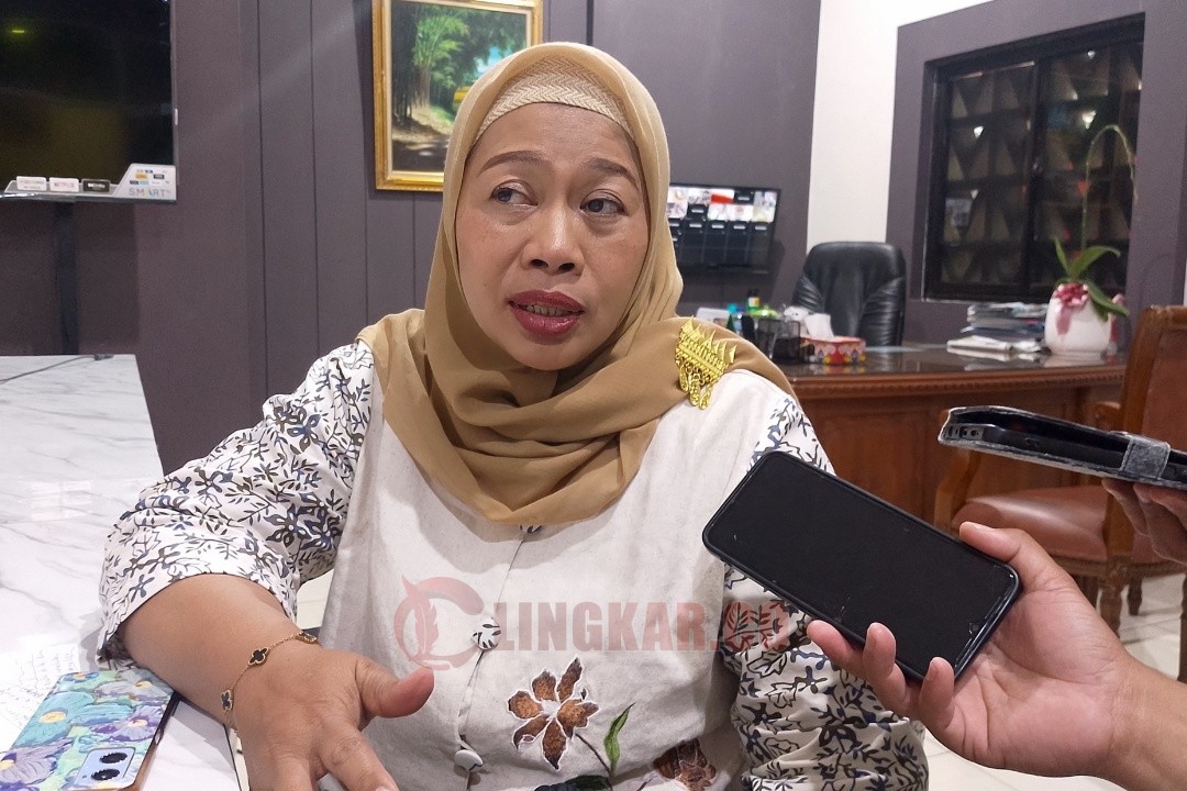 Kepala Dinas Ketahanan Pangan Kota Semarang, Endang Sarwiningsih Setyawulan saat diwawancarai oleh media. Foto: Rifqi/Lingkar.co