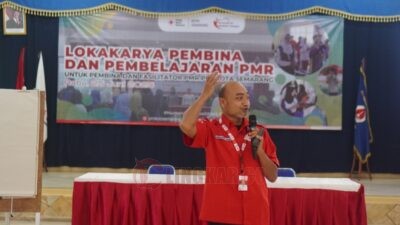 Danang Baskoro Adhi saat memaparkan materi dalam Lokakarya Pembina dan Pembelajaran PMR di Polbitrada Semarang. Foto: dokumentasi
