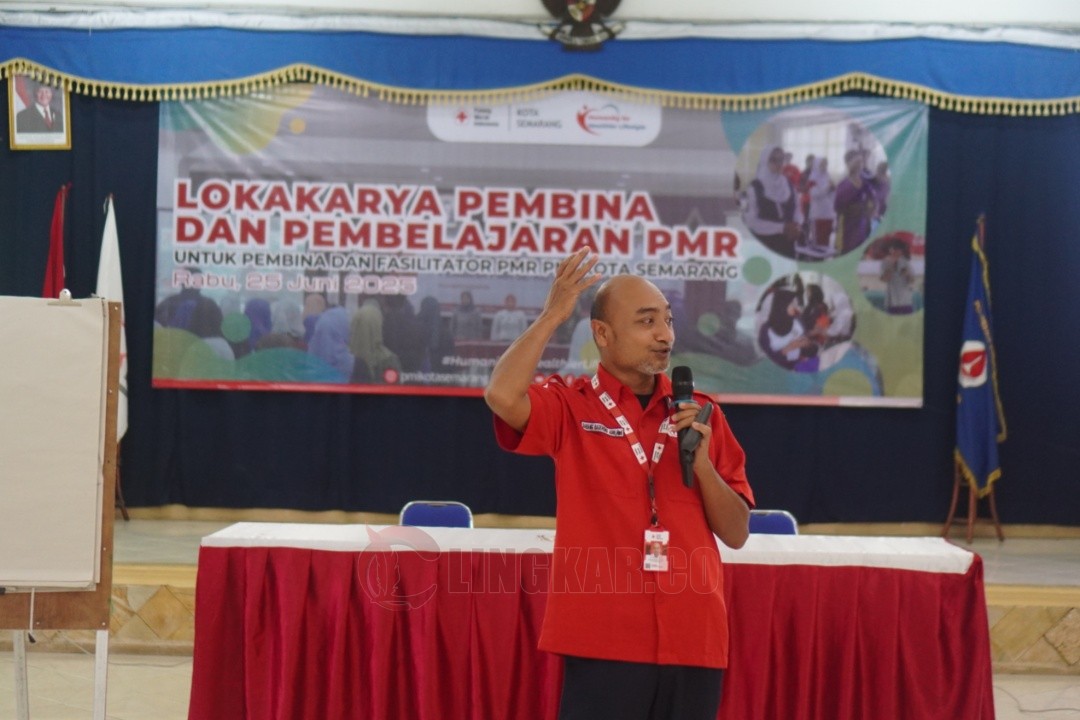 Danang Baskoro Adhi saat memaparkan materi dalam Lokakarya Pembina dan Pembelajaran PMR di Polbitrada Semarang. Foto: dokumentasi