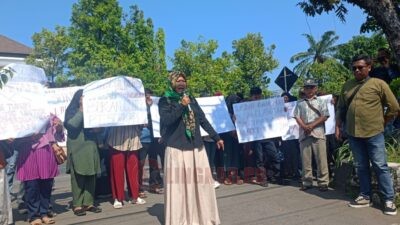 Puluhan Petani Sukorejo Geruduk Kantor Pengadilan Negeri Kendal, Tolak PT Sukarli Eksekusi Lahan Nenek Moyang