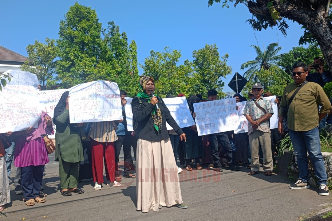 Aksi demonstrasi petani Desa Pesaren, Kecamatan Sukorejo, Kabupaten Kendal di depan kantor Pengadilan Negeri Kendal. Foto: Yoedhi/Lingkar.co