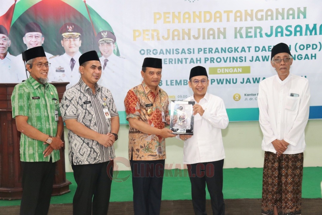 Gubernur Jawa Tengah Ahmad Luthfi bersama Ketua PWNU Jawa Tengah Abdul Ghaffar Razin berfoto bersama seusai kegiatan MoU 18 lembaga di Kantor PWNU Jateng, Kota Semarang, Selasa, (22/7/2025). Foto: dokumentasi