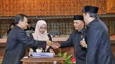 Gubernur Jateng Ahmad Luthfi berjabat tangan dengan pimpinan DPRD dalam rapat paripurna di Gedung DPRD Jawa Tengah, Rabu, 23 Juli 2025. Foto: dokumentasi