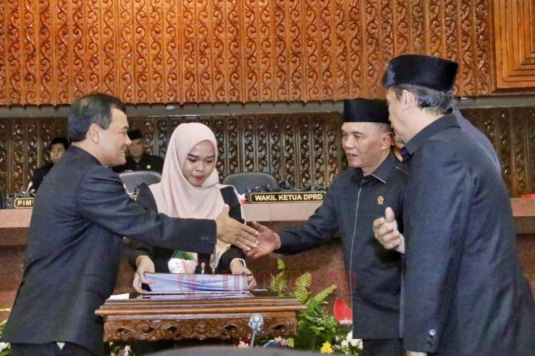 Gubernur Jateng Ahmad Luthfi berjabat tangan dengan pimpinan DPRD dalam rapat paripurna di Gedung DPRD Jawa Tengah, Rabu, 23 Juli 2025. Foto: dokumentasi