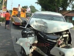 Minibus Tabrak Pohon di Depan Rumah Dinas Kapolres Kendal, Tidak Ada Korban Jiwa