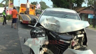 Kondisi mobil yang menabrak pohon di depan Mapolres Kendal. Foto: Yoedhi/Lingkar.co