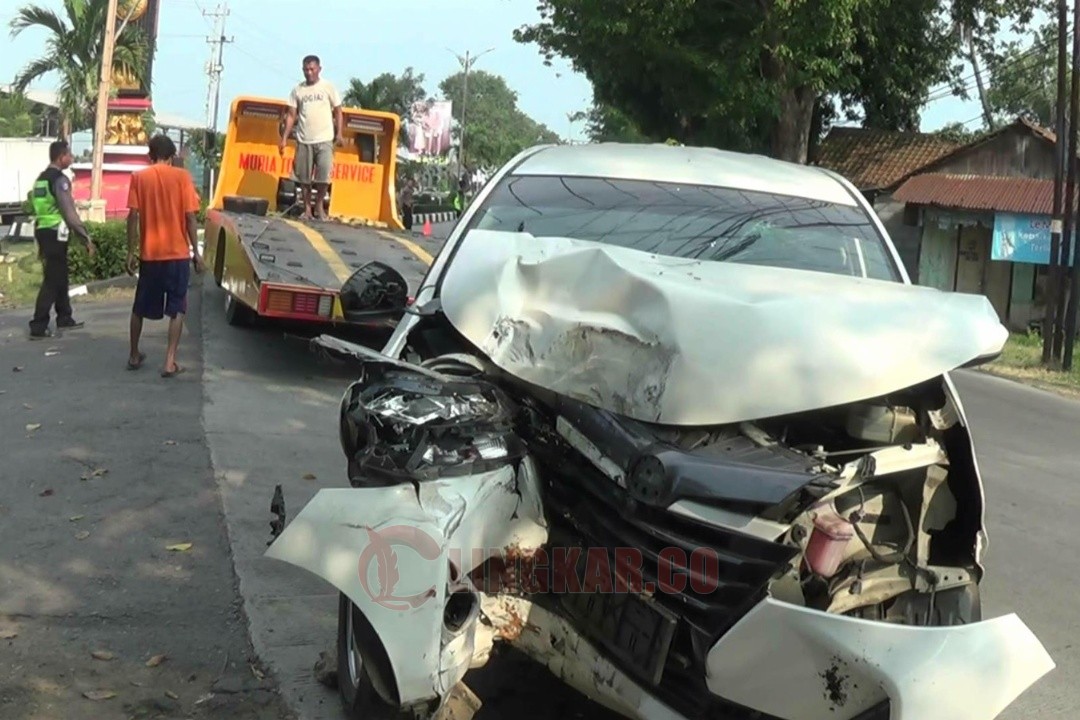 Kondisi mobil yang menabrak pohon di depan Mapolres Kendal. Foto: Yoedhi/Lingkar.co