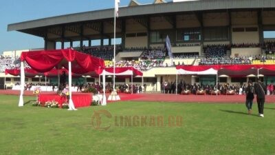 Upacara peringatan Hari Ulang Tahun (HUT) ke-420 Kabupaten Kendal di Stadion Utama Kendal, Senin (28/7/2025). Foto: Yoedhi/Lingkar.co