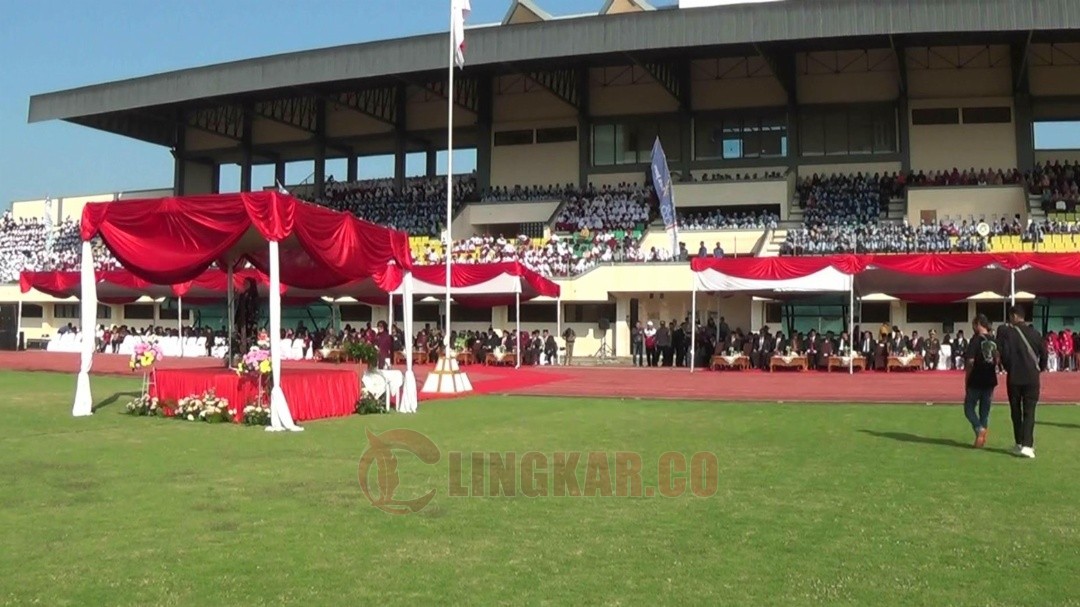 Upacara peringatan Hari Ulang Tahun (HUT) ke-420 Kabupaten Kendal di Stadion Utama Kendal, Senin (28/7/2025). Foto: Yoedhi/Lingkar.co