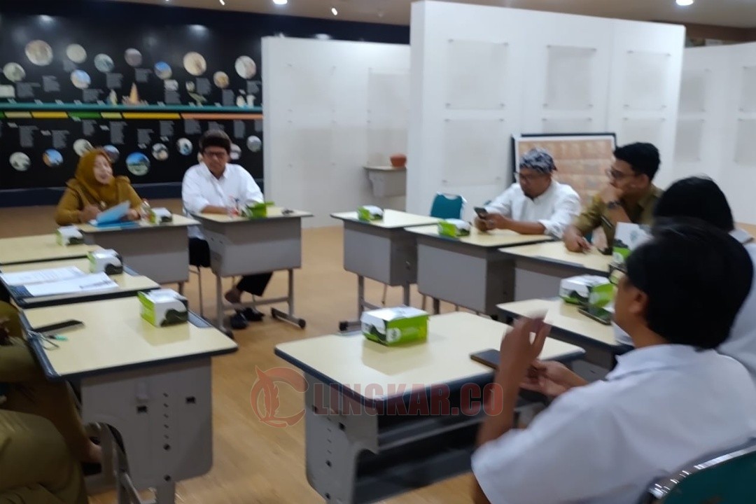 Pertemuan terbatas Dinas Arpus Kota Semarang, Walisongo Center dan KOPISODA, di gedung Walisongo Center Kampus UIN Walisongo Semarang, Selasa (28/7/2025). Foto: dokumentasi