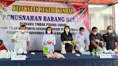 Pemusnahan barang bukti kasus tindak pidana umum yang telah mendapat putusan Pengadilan Negeri Kendal di halaman kantor Kejaksaan Negeri Kendal. Foto: Yoedhi/Lingkar.co